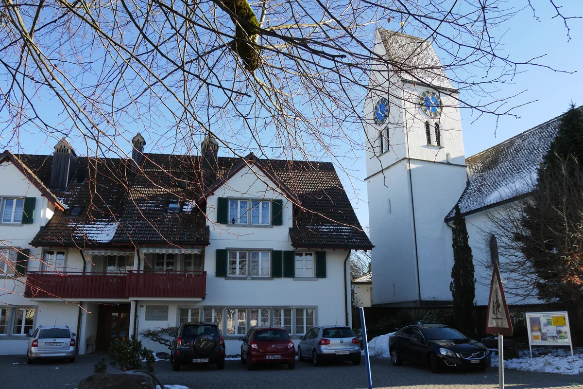 Gemeindehaus und reformierte Kirche von Wildberg.